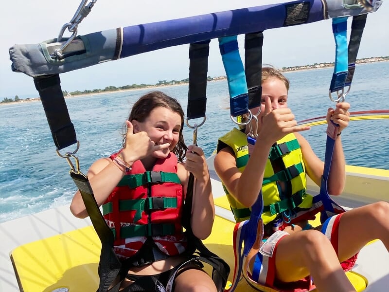 parachutistes ascensionnels sur le bateau plateforme