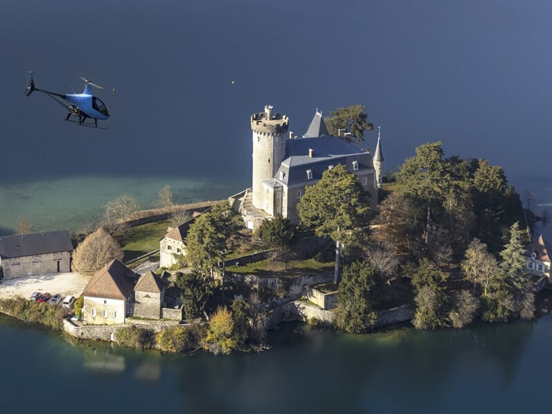 Hélicoptère bleu en vol avec un ciel clair en arrière-plan