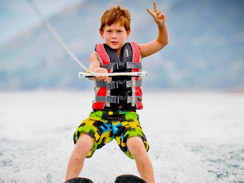 enfant sur des skis nautiques