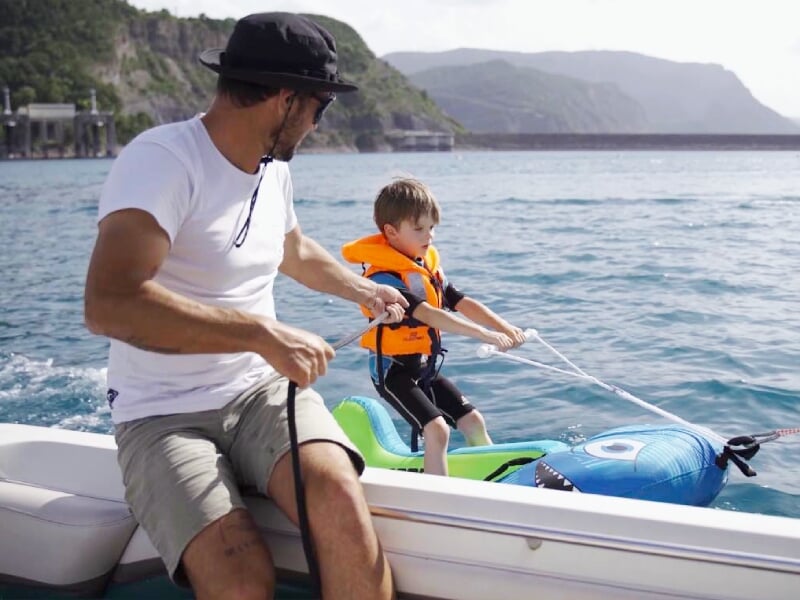 enfant sur bouée requin