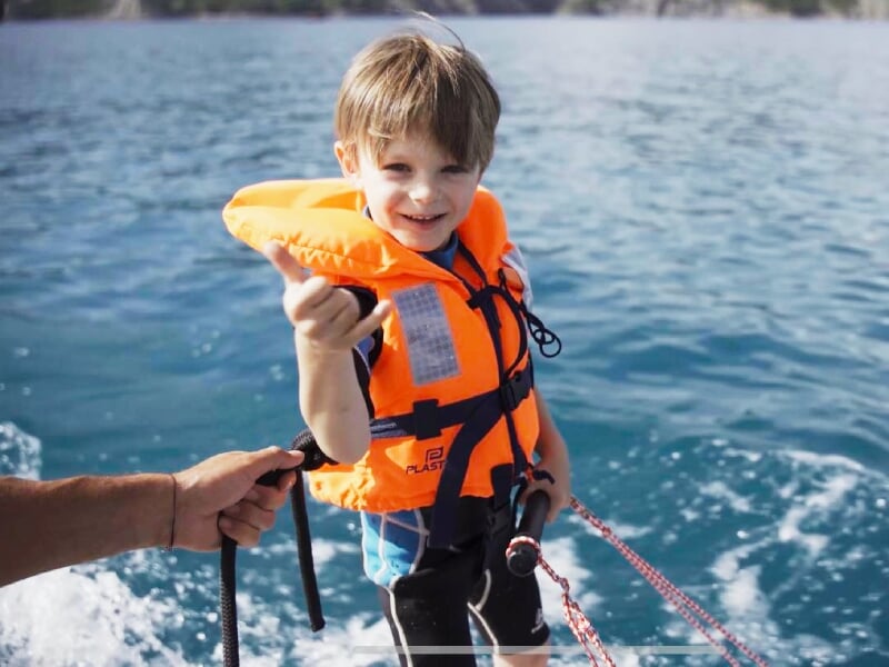 enfant sur le lac de serre ponçon
