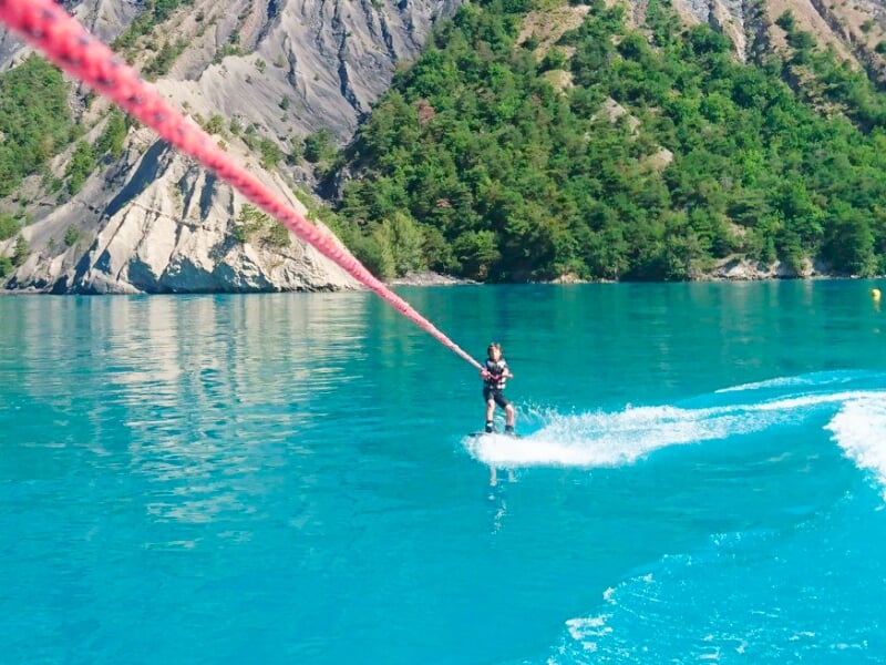 ski nautique sur le lac de serre ponçon