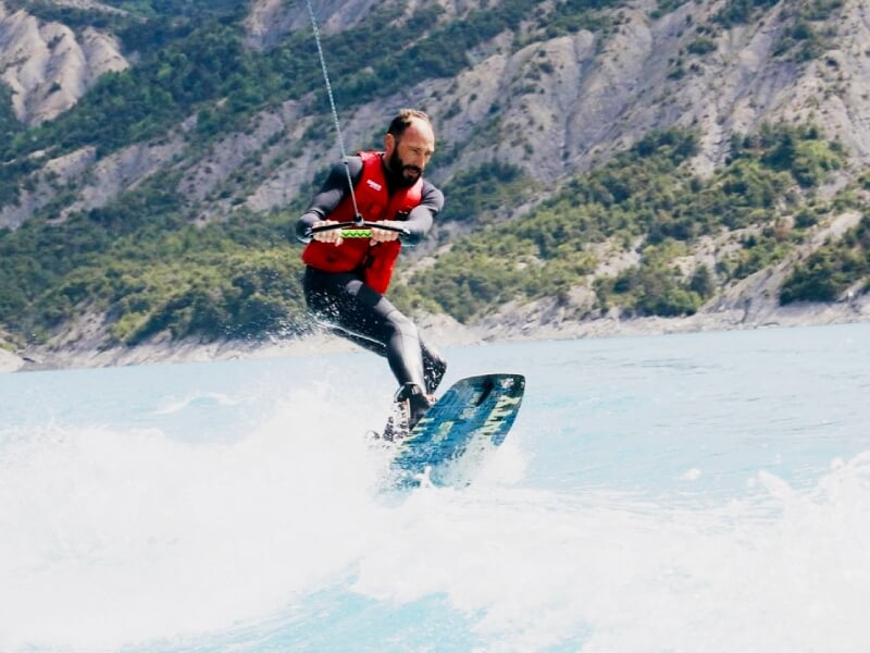 wakeboarder sur le lac de serre ponçon