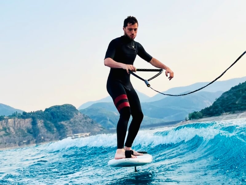 initiation au wakefoil lac de serre ponçon