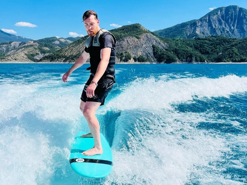 wakesurfer sur le lac de serre ponçon