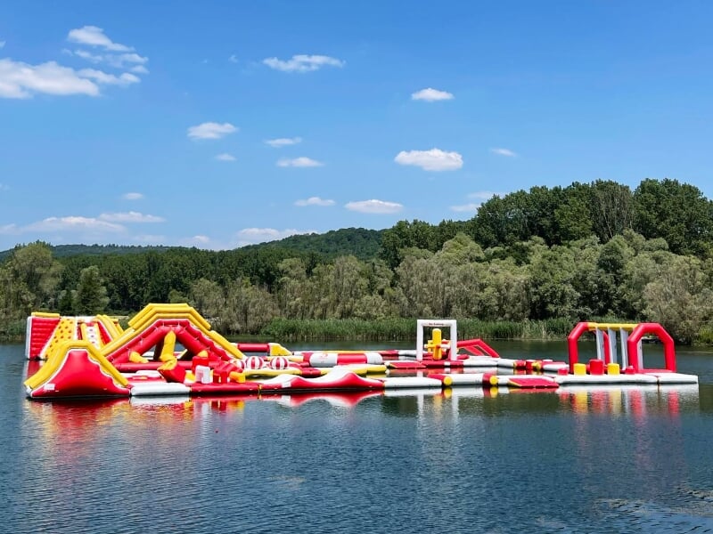 jeux gonflables du parc aquatique de pont-à-mousson