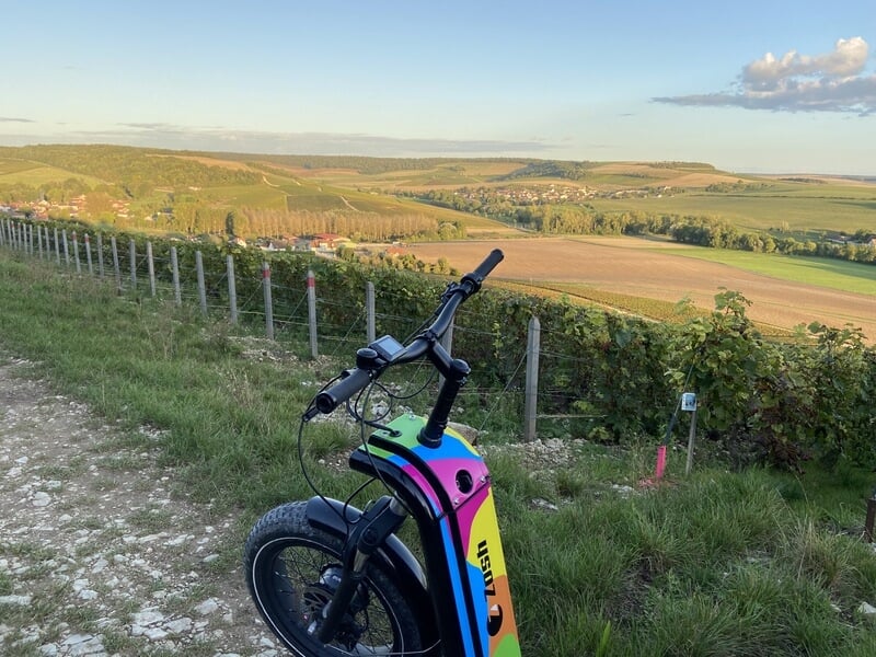 Avant d'une trottinette électrique sur un chemin de campagne
