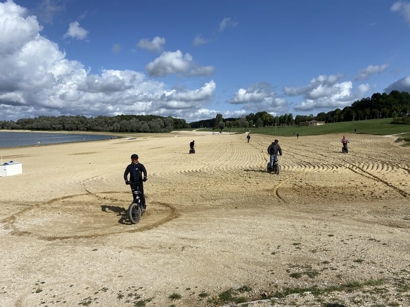 Groupe de personnes pratiquant la trottinette électrique près du lac d'orient