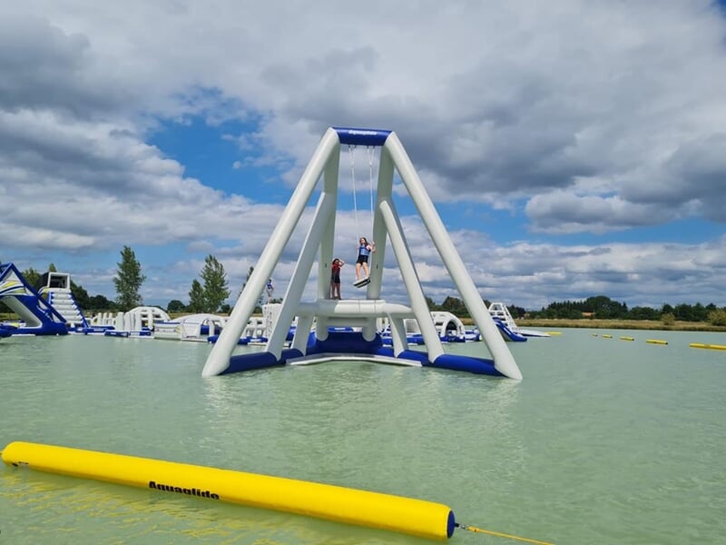 un jeu gonflable du Lac des Nauves