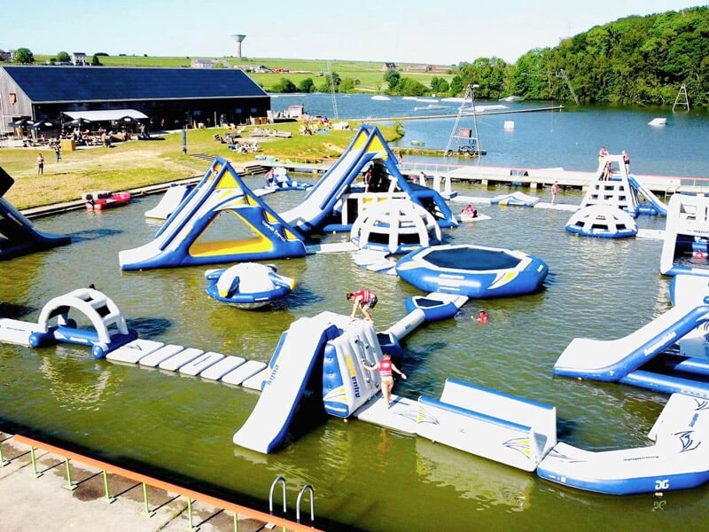 le parc aquatique gonflable du Lac des Nauves