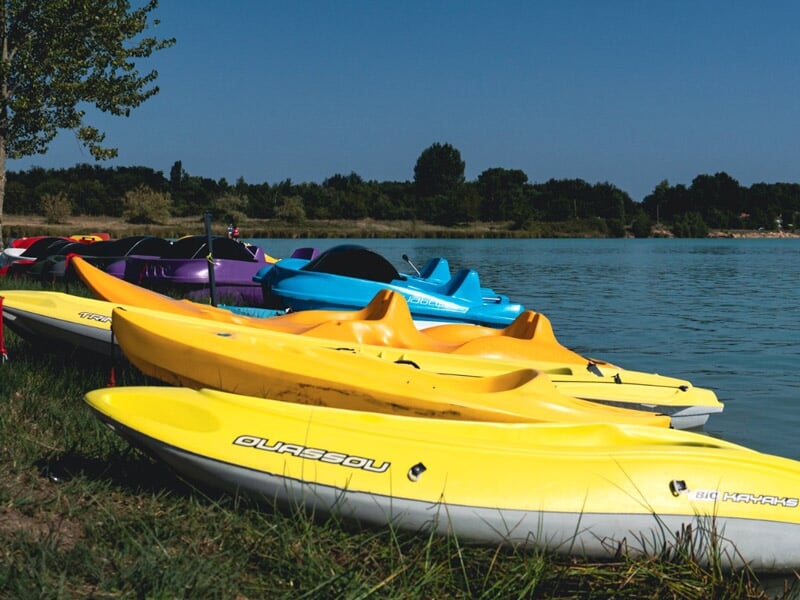plusieurs kayaks rigides au bord du lac