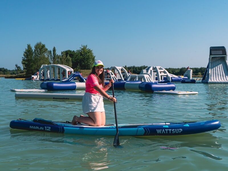 un femme sur un paddle au Lac des Nauves