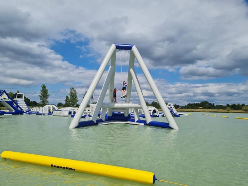 un jeu gonflable du parc aquatique