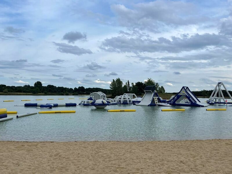 les jeux gonflables du Lac de l'Eau d'Heure