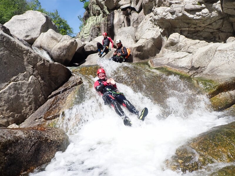 glissade sur un toboggan naturel