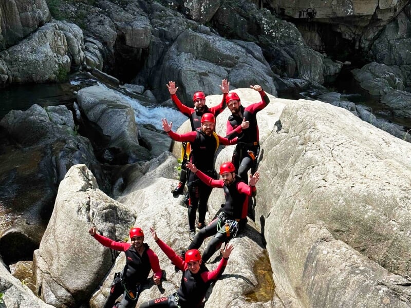 photo de groupe sur les rochers du canyon