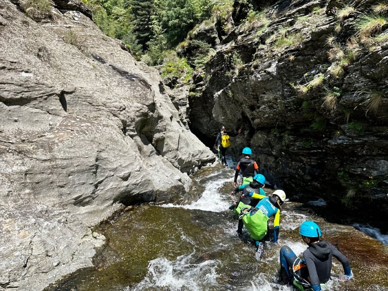 groupe dans le canyon du haut roujanel