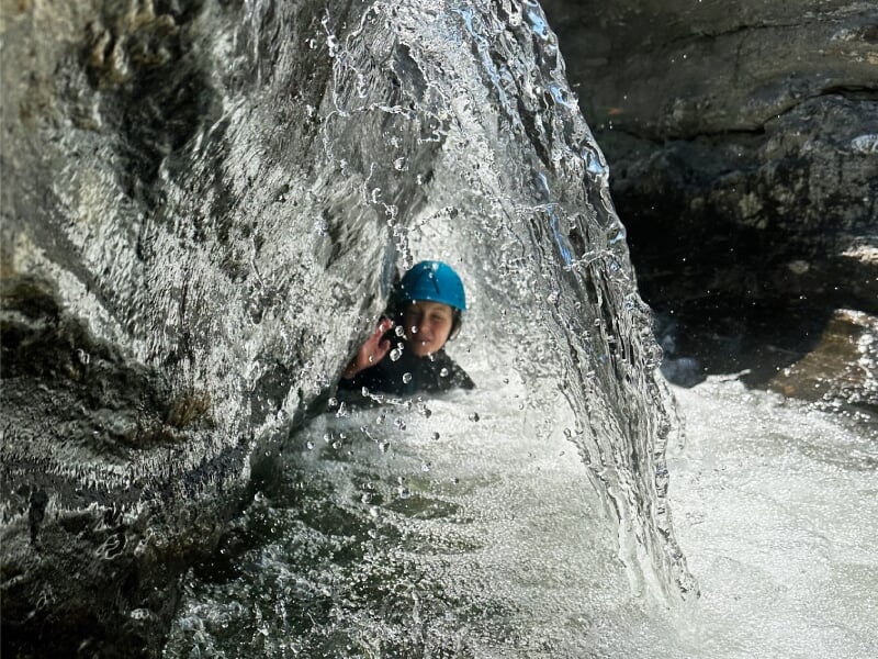 passage sous cascade