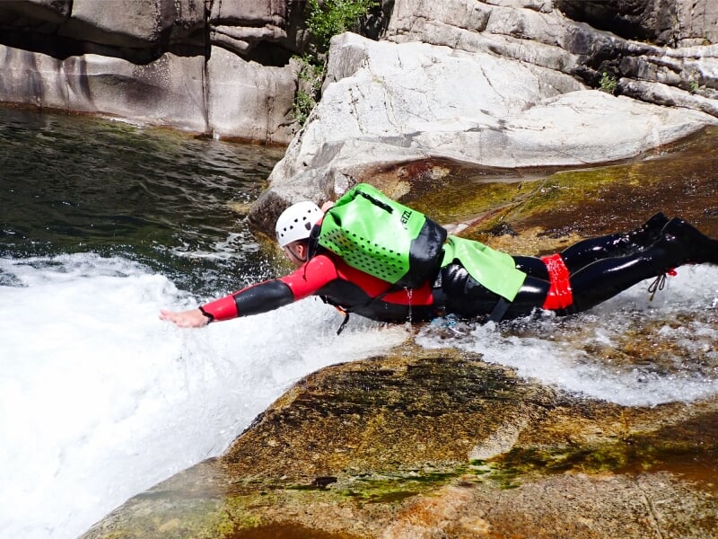 glisse sur un toboggan naturel