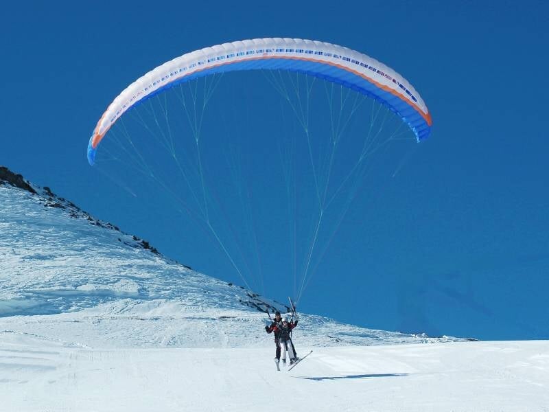 décollage de pra loup en parapente à ski