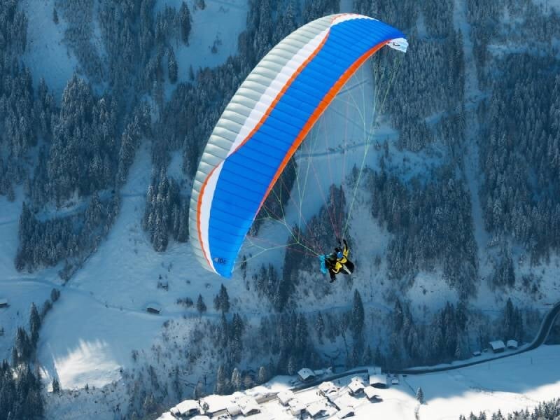découverte de la station de pra loup vue du ciel en parapente à ski