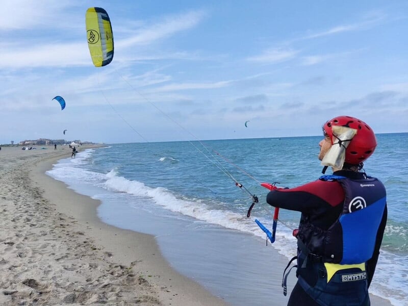 un kitesurfeur au bord de la plage