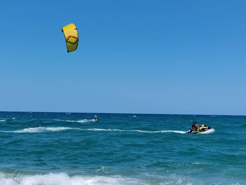 un kitesurfeur tire des bords