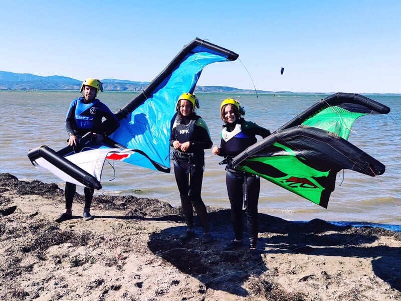 cours de kitesurf collectif dans l'après-midi