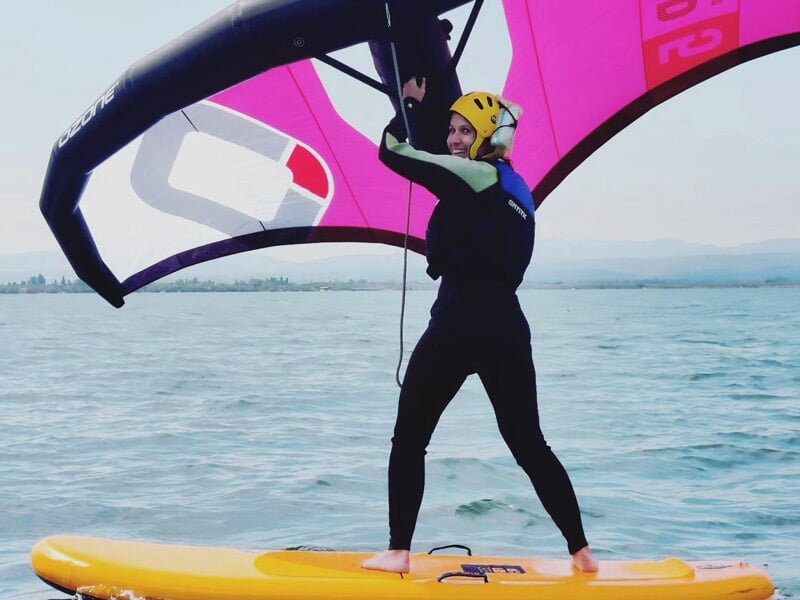 cours de wingfoil près du bateau
