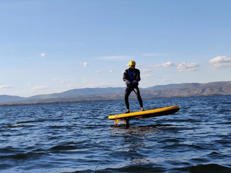 initiation au foil derrière un bateau