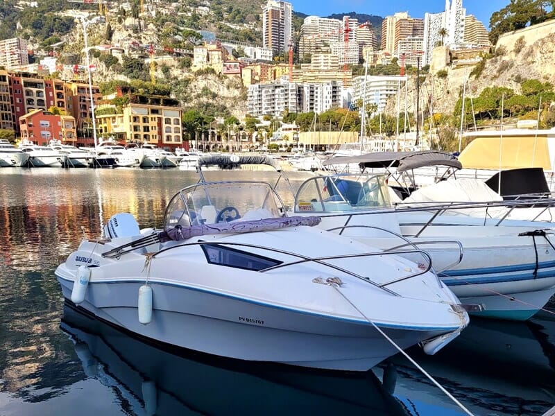 Le bateau du centre de formation amarré au port de Monaco