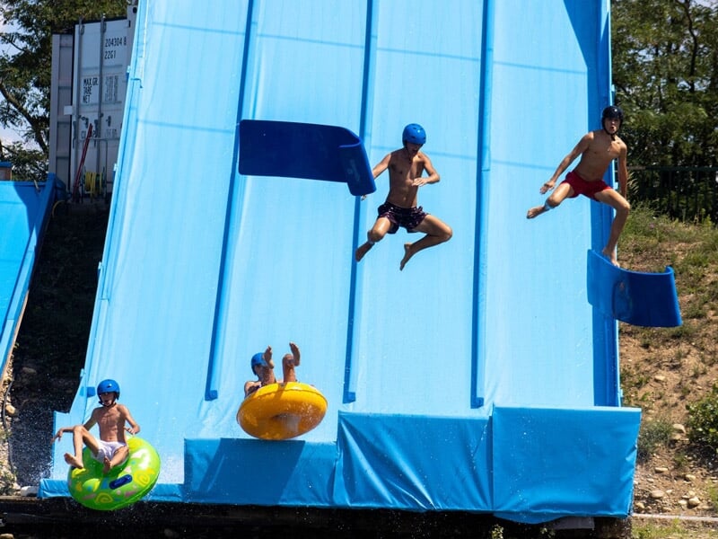 des enfants dévalent le toboggan géant