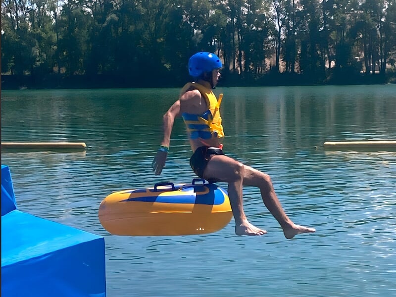 un enfant en plein saut avec une bouée