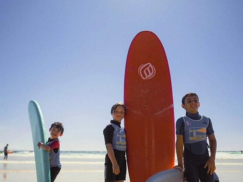 des enfants posent avec leur planche