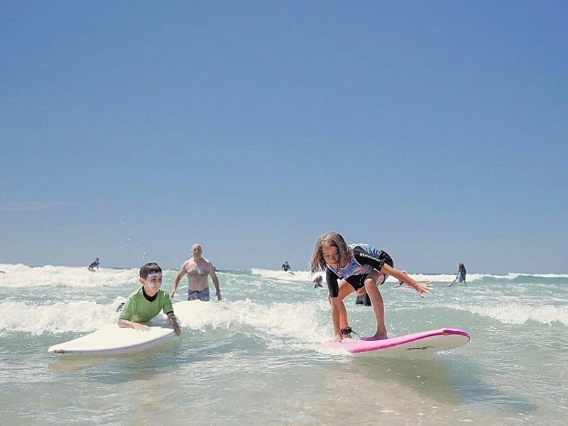 un cours de surf pour enfants sur le littoral atlantique