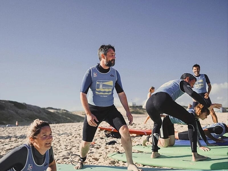 les élèves apprennent la position debout sur la plage