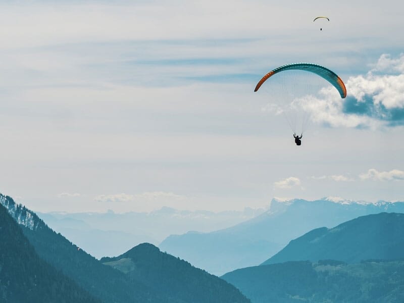Vue panoramique sur les massifs alpins en parapente