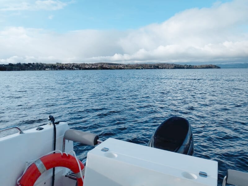 vue sur le lac léman depuis l'arrière du bateau école