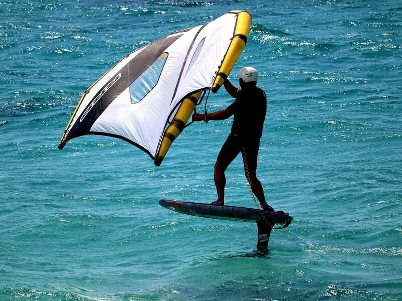 une session de wingfoil dans la mer