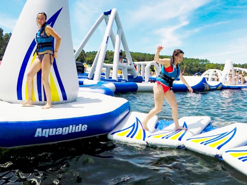 femmes sur des ponts flottants