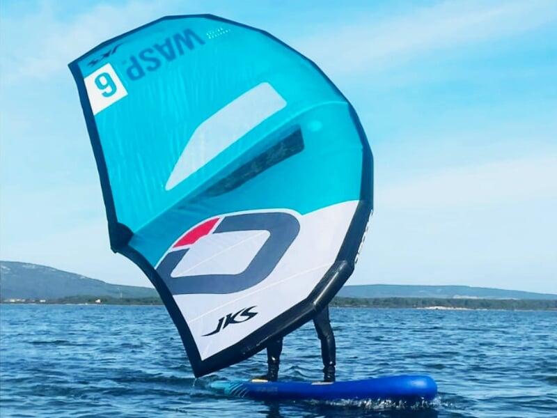 homme qui fait du wingsurf