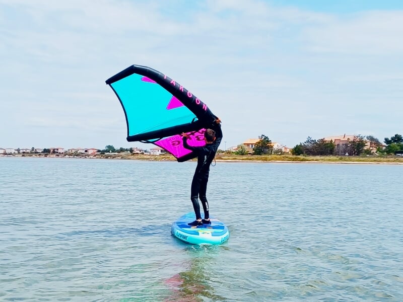 enfant qui pratique le wingsurf