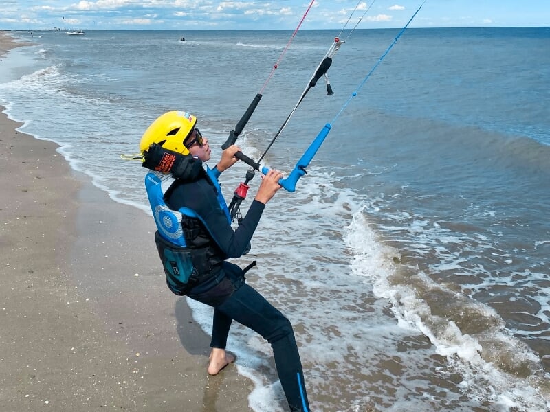 gestion de l'aile de kite sur la plage