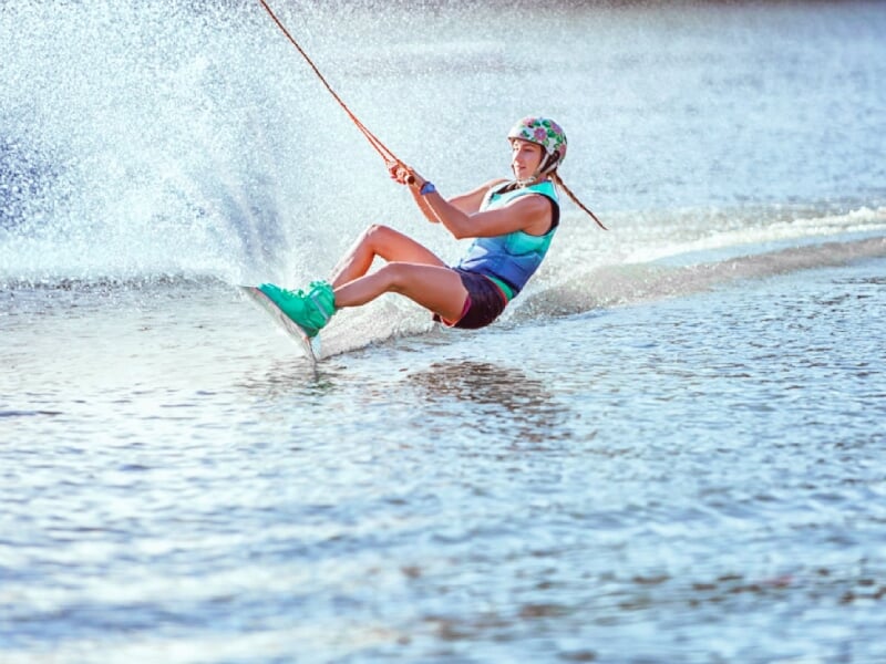femme qui s'initie à la glisse tractée à palavas