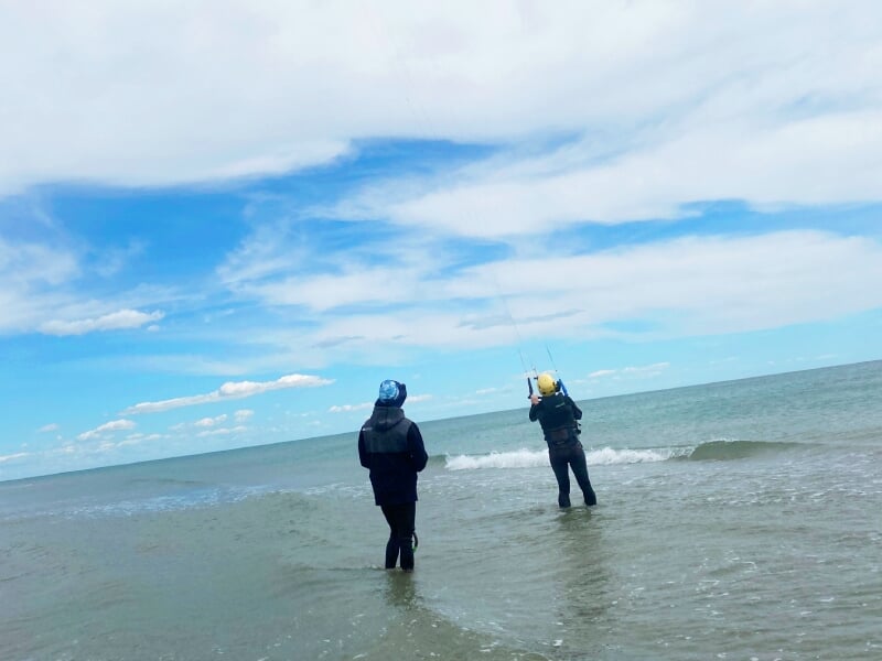 gestion du vent et de la voile de kite sur la plage