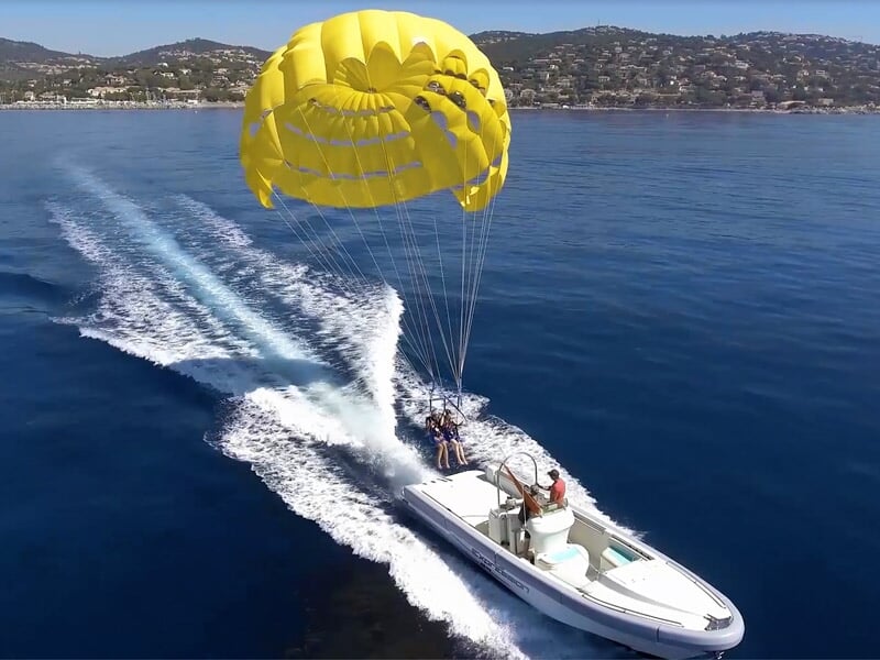 vue sur la côte en parachute ascensionnel