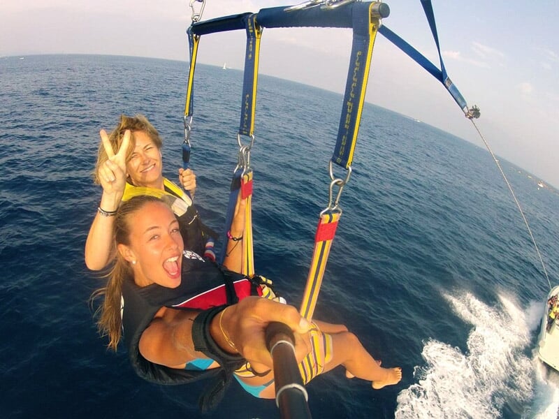 une mère et sa fille s'envolent en parachute ascensionnel