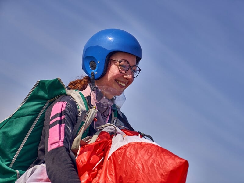 le sourire aux lèvres après un baptême de chute libre