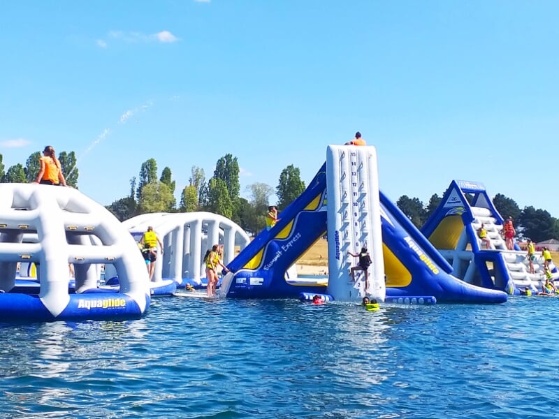 mur d'escalade de l'aquaparc du lac d'orient