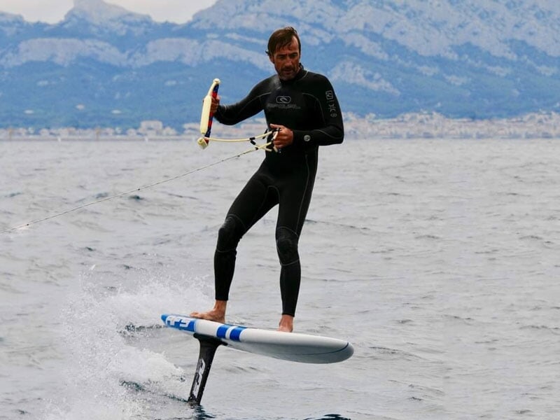 apprendre à flotter sur l'eau grâce au foil